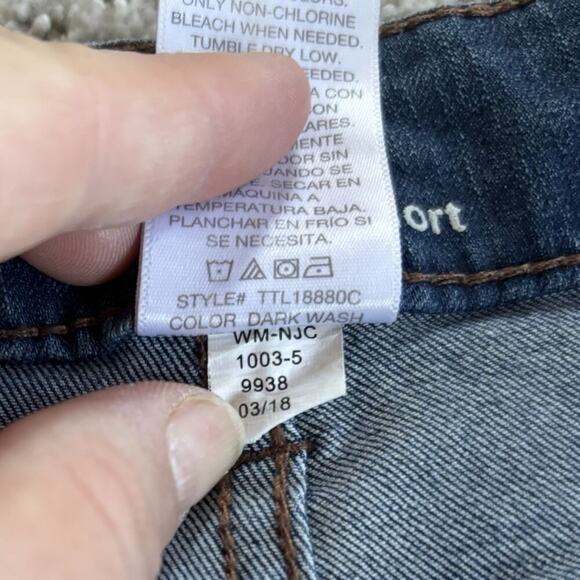 Women's size 6 flat front 5 pocket cuffed Blue denim stretch shorts EUC 2018 - Picture 7 of 8